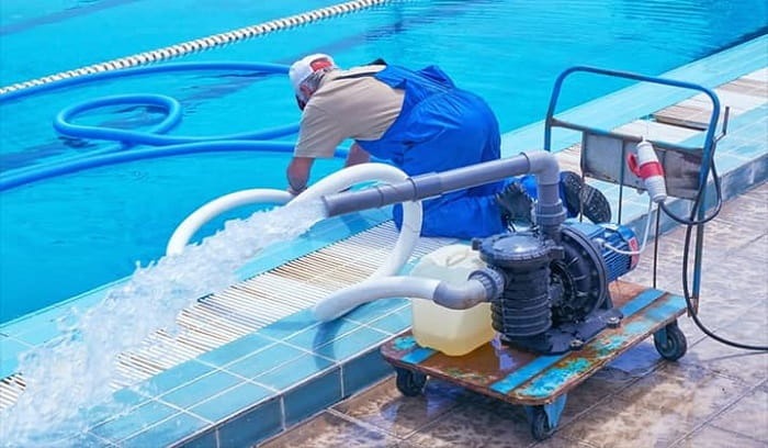 Dịch vụ vệ sinh giúp hồ bơi luôn sạch sẽ, an toàn cho người sử dụng