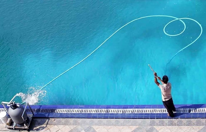Dịch vụ vệ sinh hồ bơi chuyên nghiệp, uy tín của Clean Up